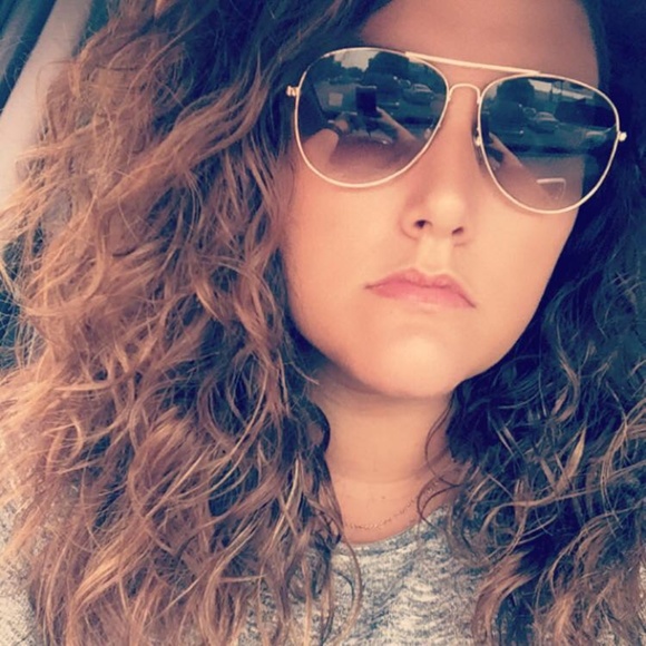 Meet your Posher, Stephanie - Picture 3 of 7